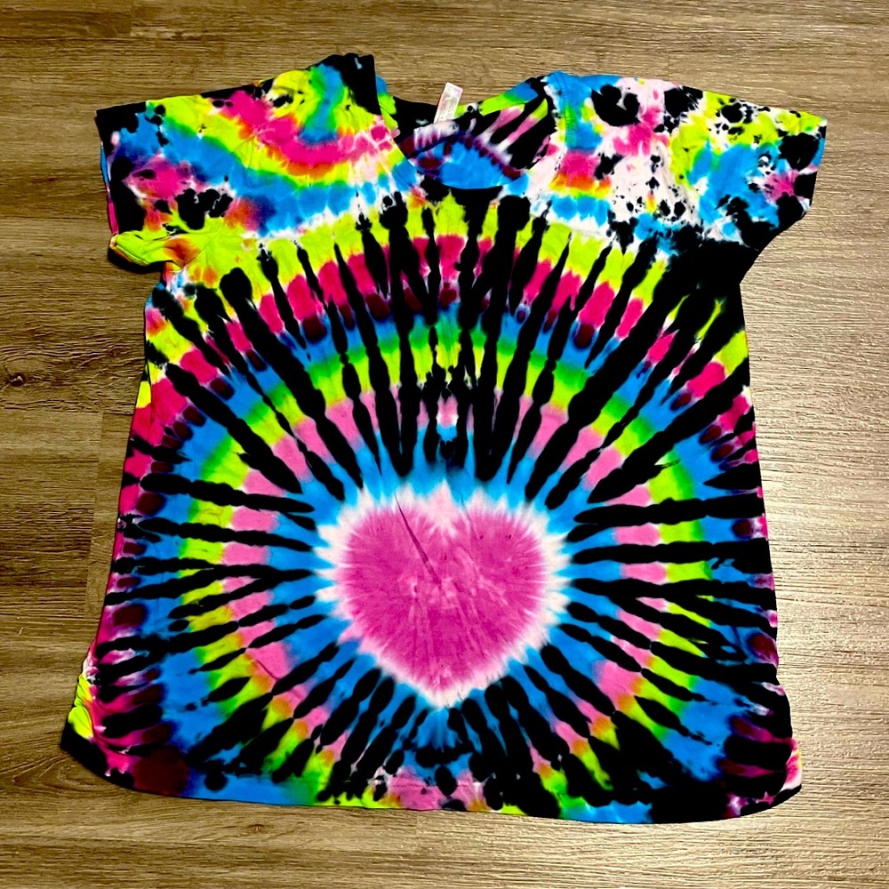 Handmade Tie Dye Maternity T-shirt Heart on Belly
NWOT size Large